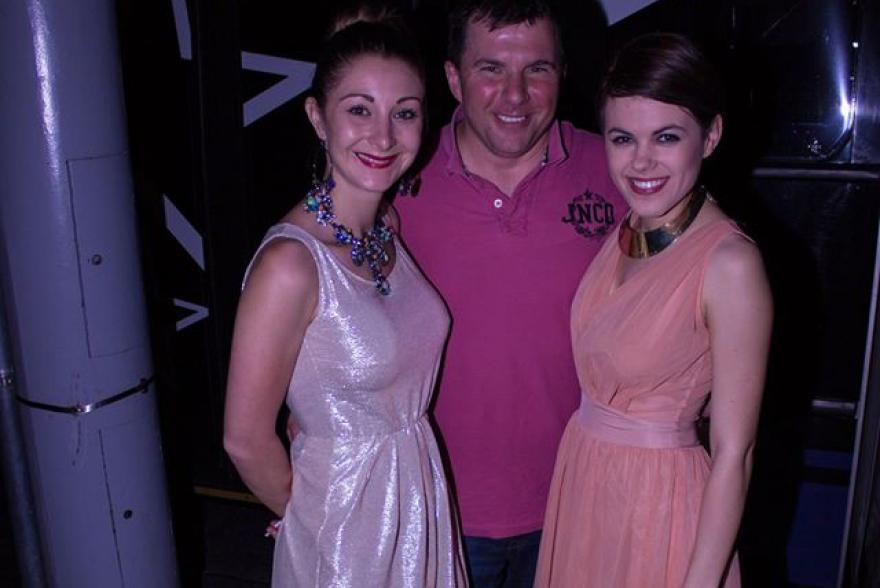 Csobot Adél énekesnő fellépése a partybuszon