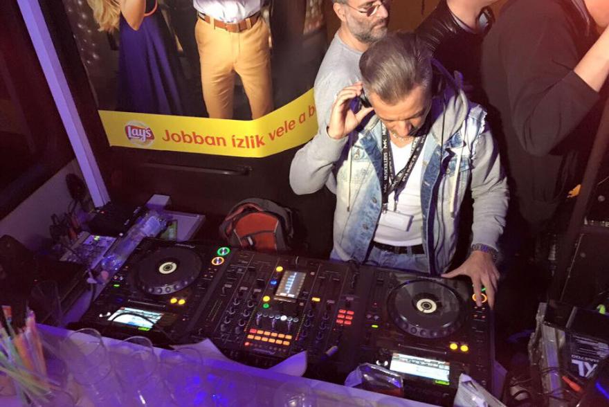 DJ Cooky az Eveningstar Partybuson