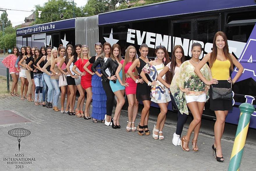 Miss international hungary partybusz csoportkép