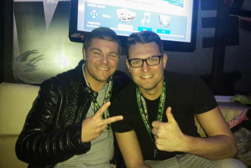 Newik és Canard élő közvetítése partybuszunkról